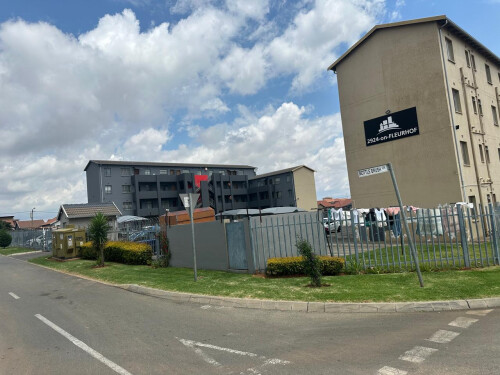 2 Bedroom Unit In Ss 2924 On Fleurhof (Jhb) - Auction On Sit