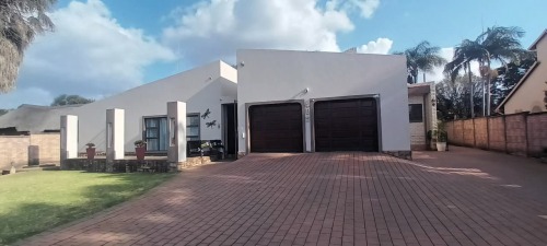 Spacious 4-Bed Home + Pool, Boma, Putting Green, Garsfontein