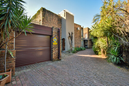 5 Bedroom 2 Bathroom Townhouse On Auction In Arcadia, Pta !