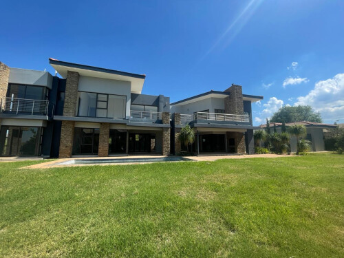 Stunning 5 Bedroom Family Home In Lombardy Estate