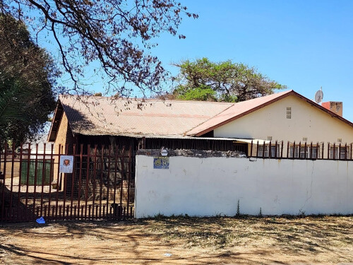 Charming Older 3 Bed Home With Cottage In Witbank