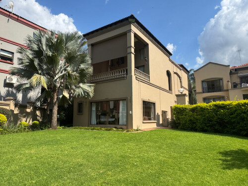 Family Home Next To Pretoria Country Club Dam, Waterkloof